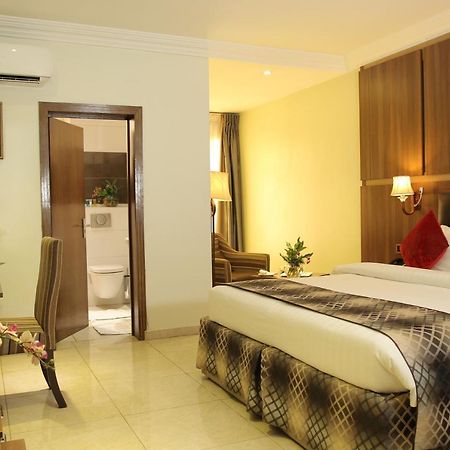 Grand Pela Hotel & Suites Абуджа Екстериор снимка