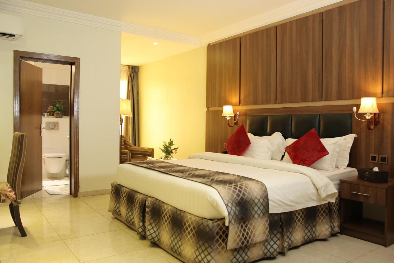 Grand Pela Hotel & Suites Абуджа Екстериор снимка