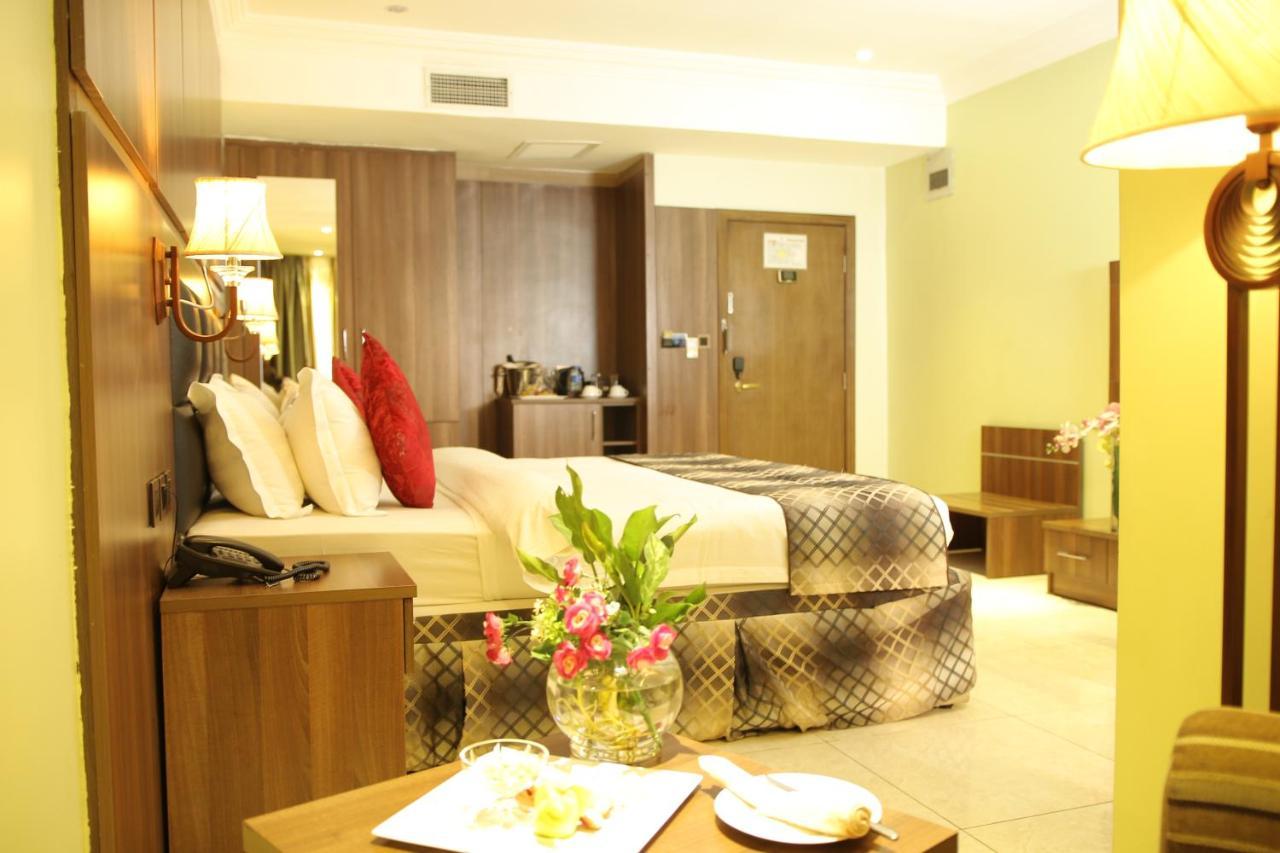 Grand Pela Hotel & Suites Абуджа Екстериор снимка
