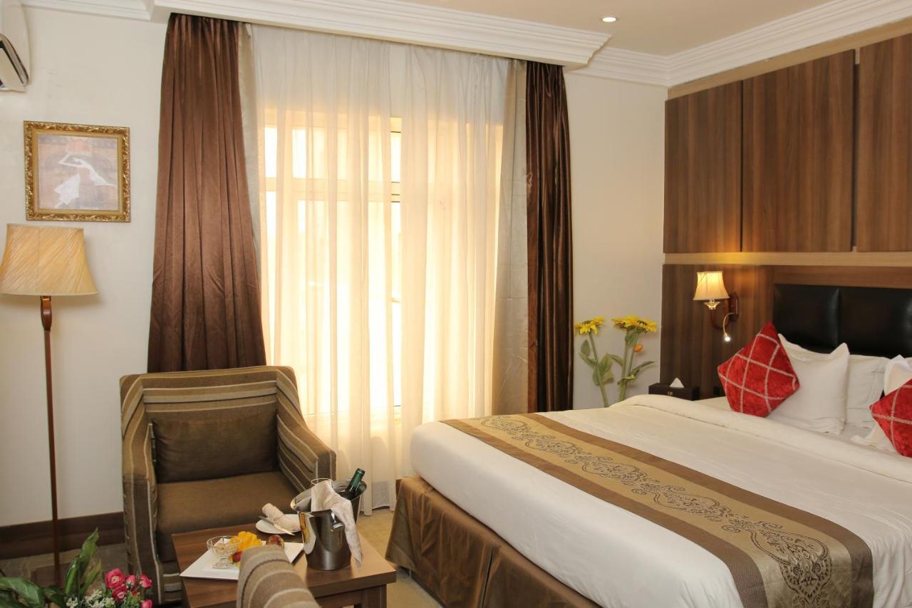 Grand Pela Hotel & Suites Абуджа Екстериор снимка