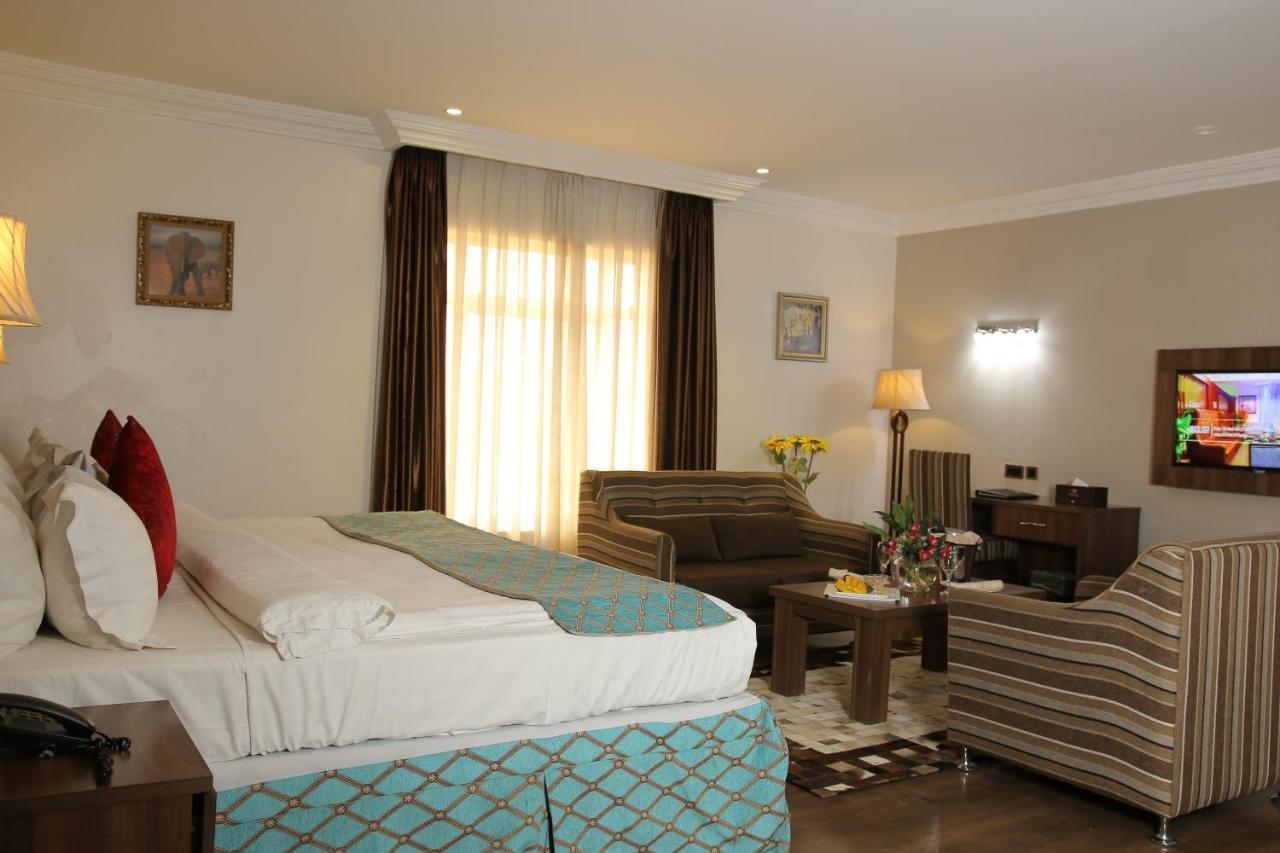 Grand Pela Hotel & Suites Абуджа Екстериор снимка