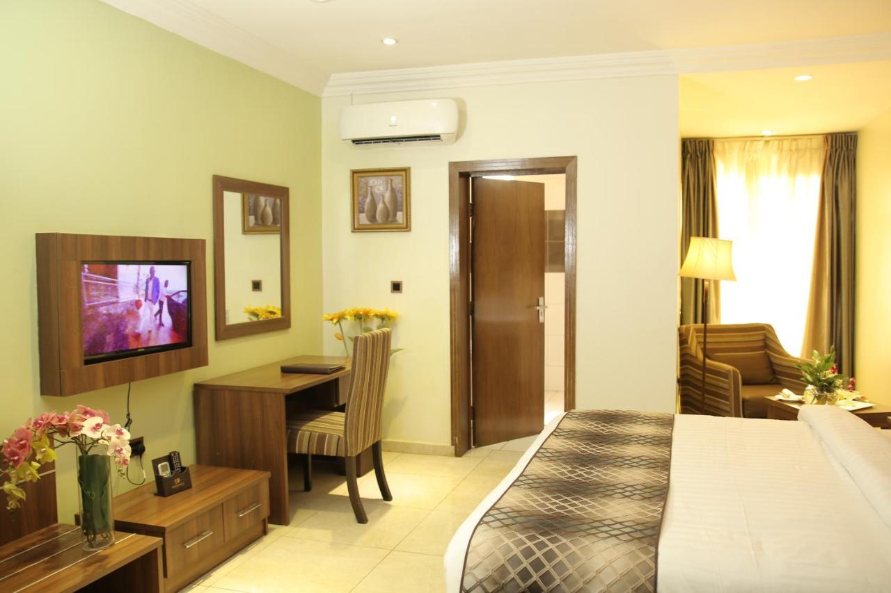 Grand Pela Hotel & Suites Абуджа Екстериор снимка