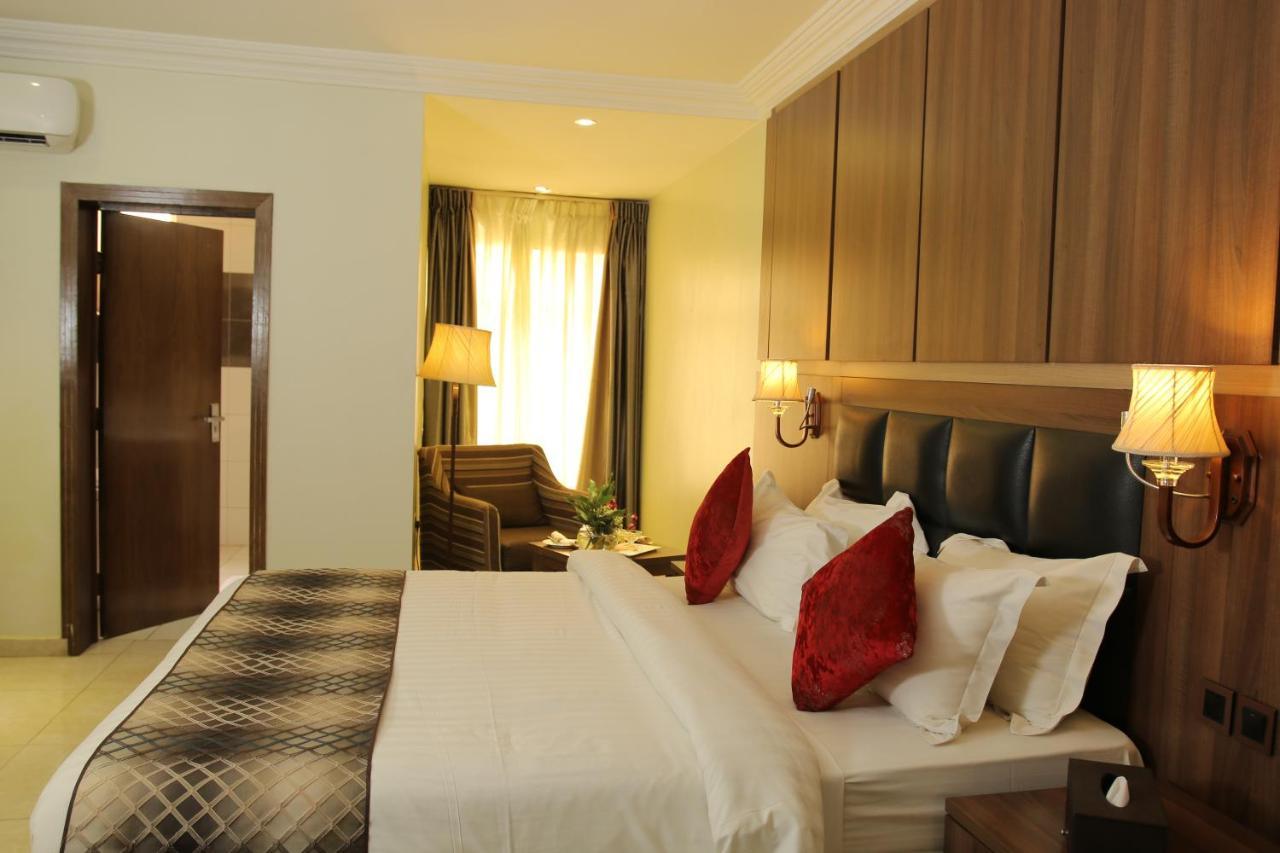 Grand Pela Hotel & Suites Абуджа Екстериор снимка