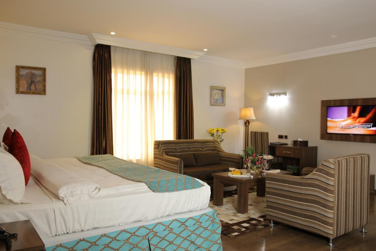 Grand Pela Hotel & Suites Абуджа Екстериор снимка