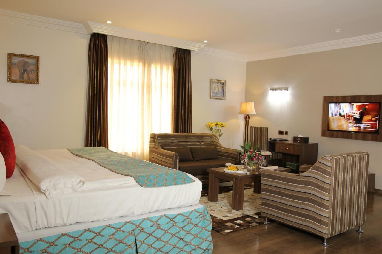 Grand Pela Hotel & Suites Абуджа Екстериор снимка