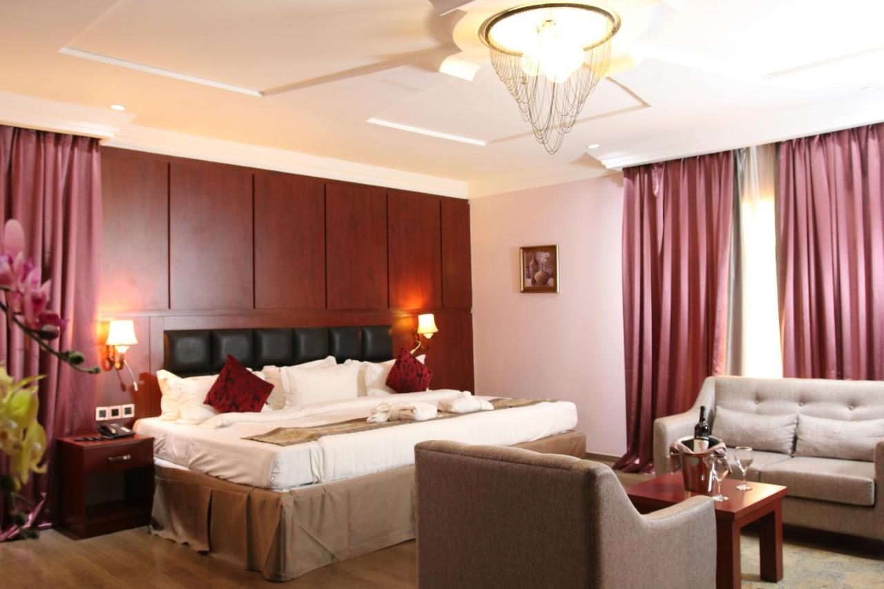 Grand Pela Hotel & Suites Абуджа Екстериор снимка