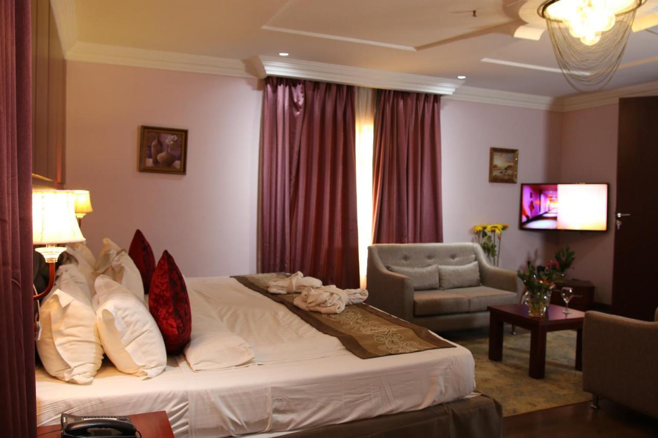 Grand Pela Hotel & Suites Абуджа Екстериор снимка