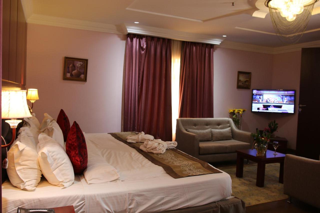 Grand Pela Hotel & Suites Абуджа Екстериор снимка