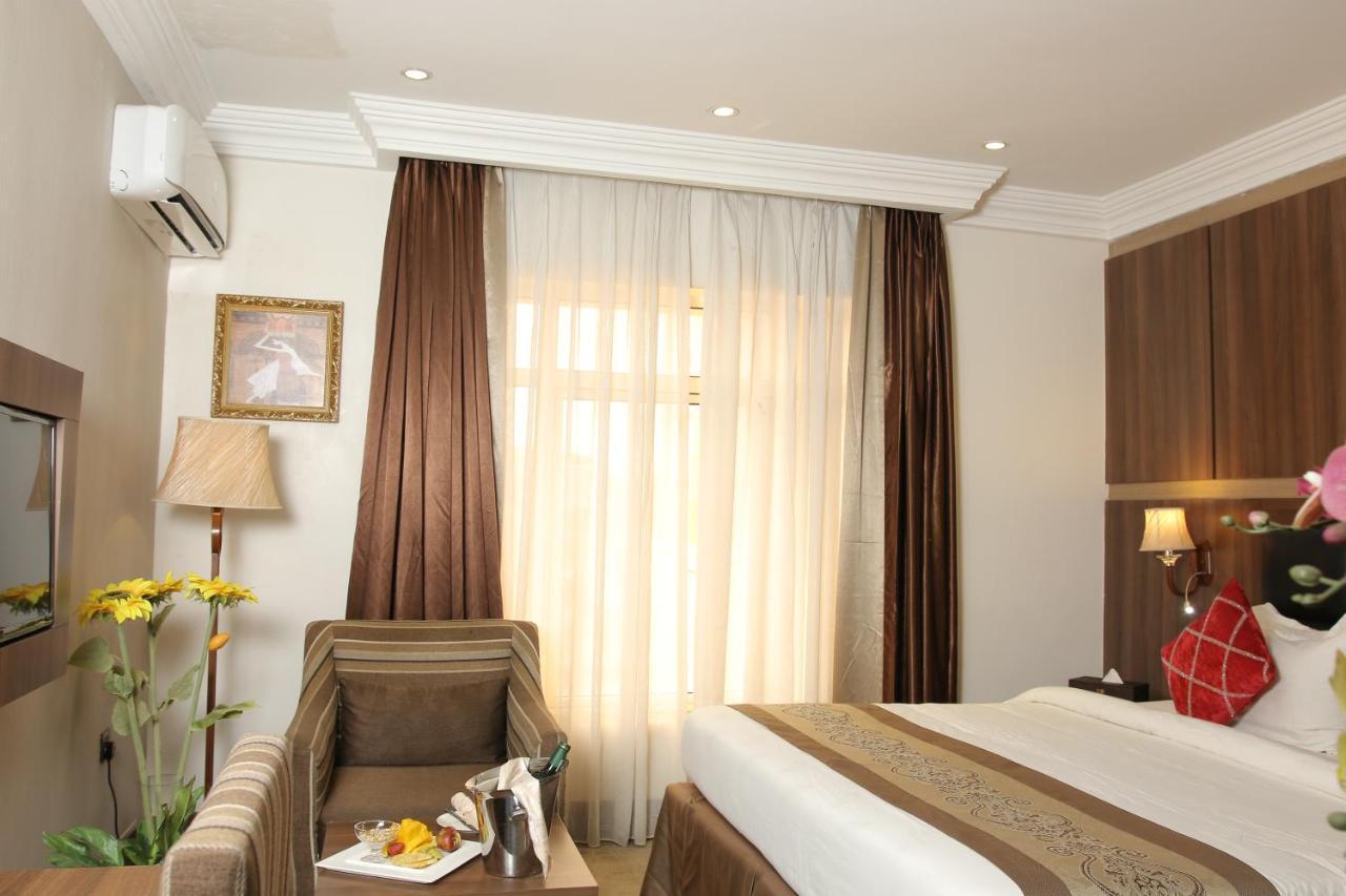 Grand Pela Hotel & Suites Абуджа Екстериор снимка