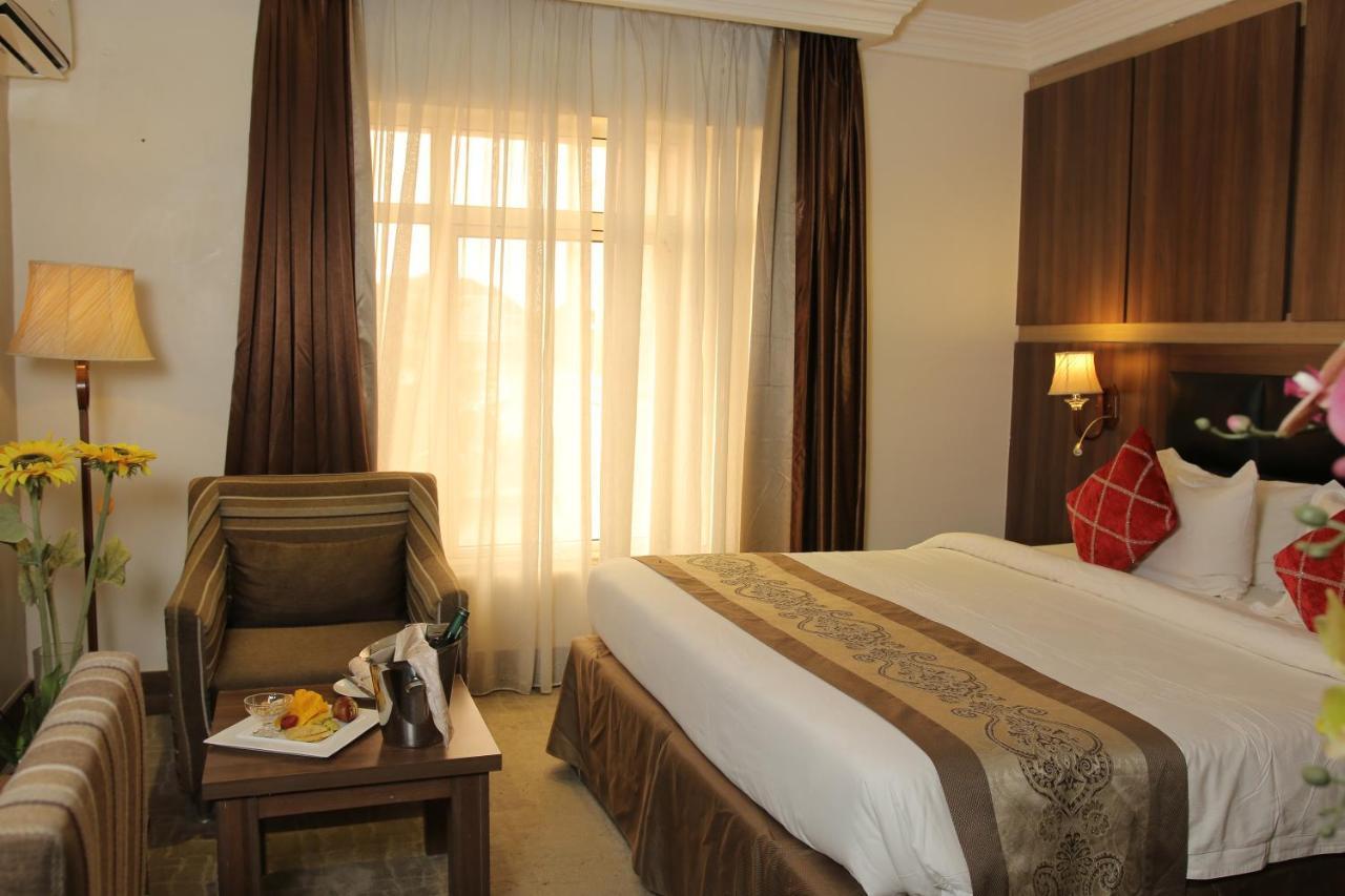 Grand Pela Hotel & Suites Абуджа Екстериор снимка