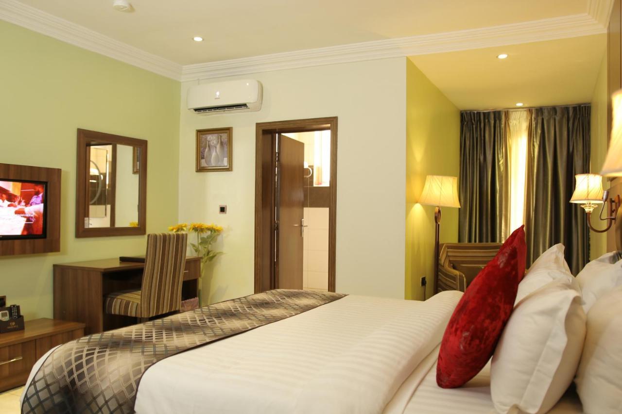 Grand Pela Hotel & Suites Абуджа Екстериор снимка