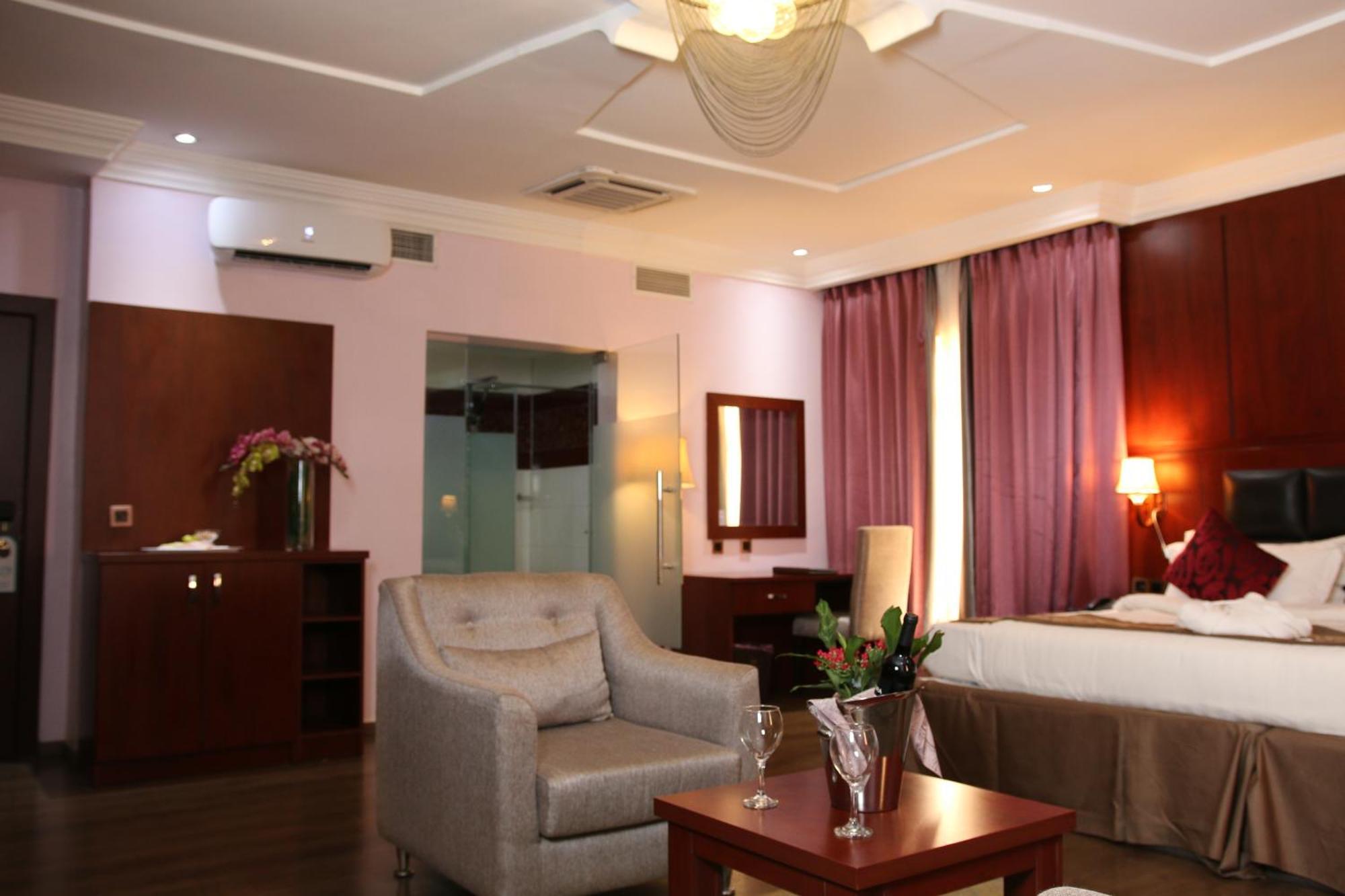 Grand Pela Hotel & Suites Абуджа Стая снимка
