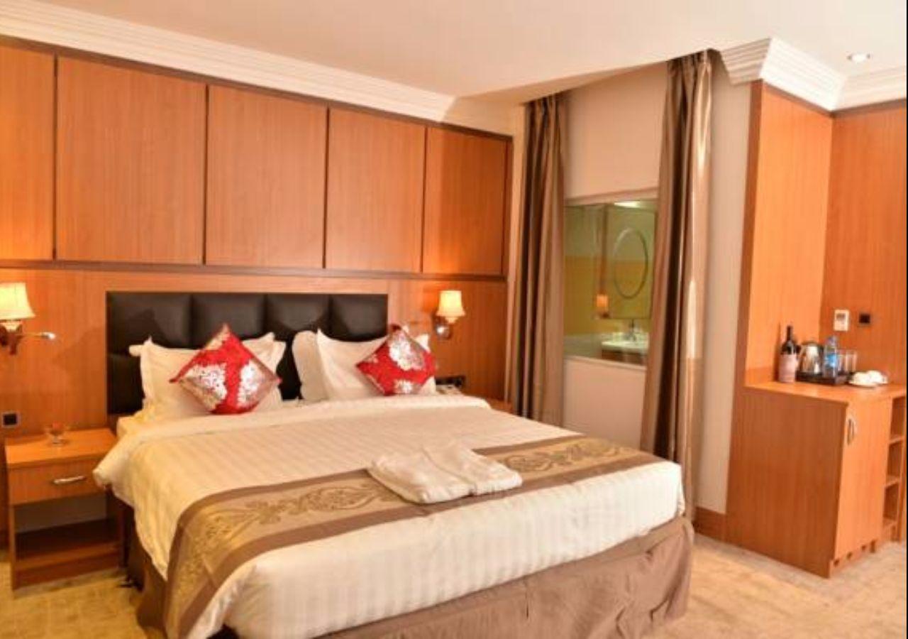 Grand Pela Hotel & Suites Абуджа Екстериор снимка